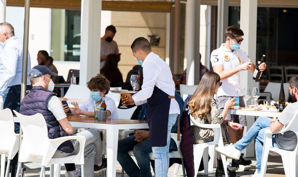 Camareros y clientes en una terraza. Europa Press