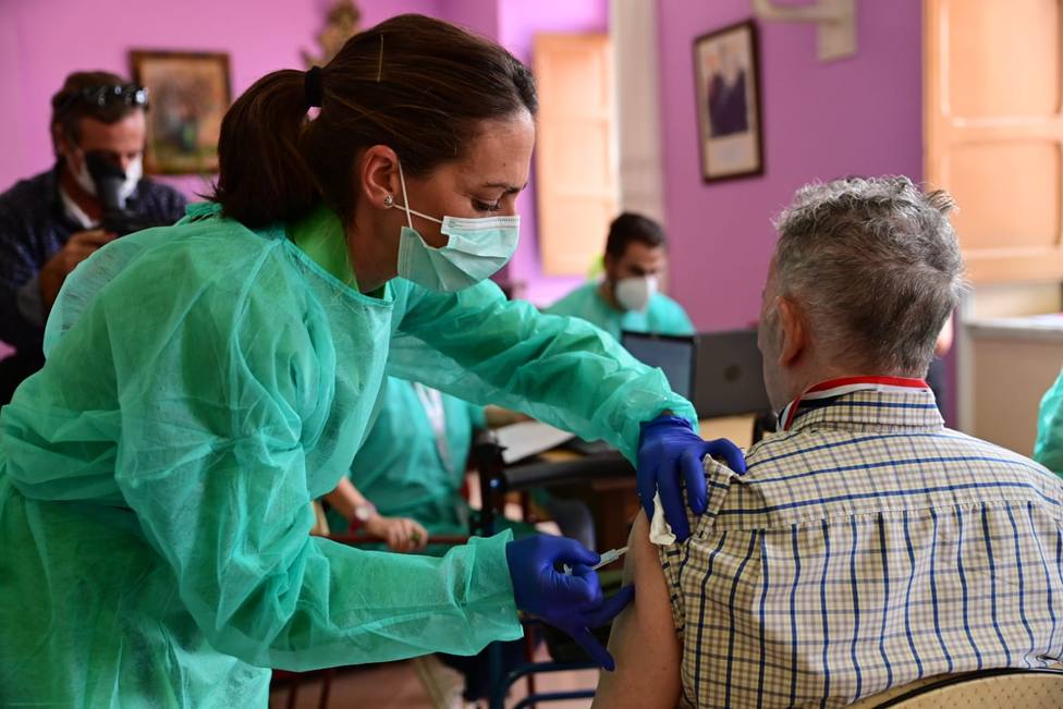 La vacunación antigripal en Andalucía para mayores de 65 años alcanza esta campaña el 65,5%