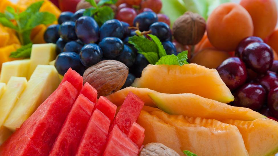 Tres frutas que debes incluir en tu dieta si quieres perder peso: bajas en calorías y ricas en nutrientes