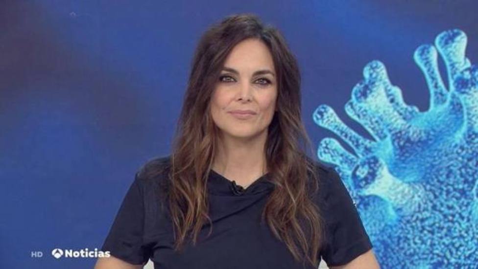 Mónica Carrillo tira de carrete y muestra imágenes inéditas de su debut en Antena 3 Noticias