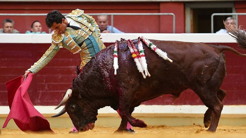 Leo Valadez ante el toro de Zalduendo al que ha cortado una oreja en Logroño