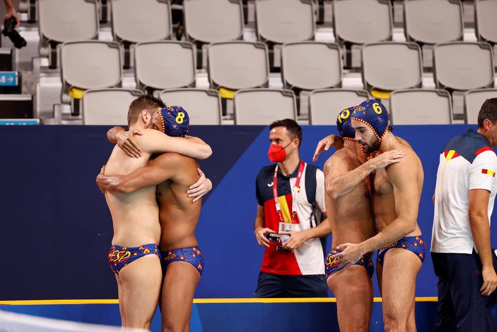 Los jugadores de la selección española de waterpolo celebran el pase a las semis
