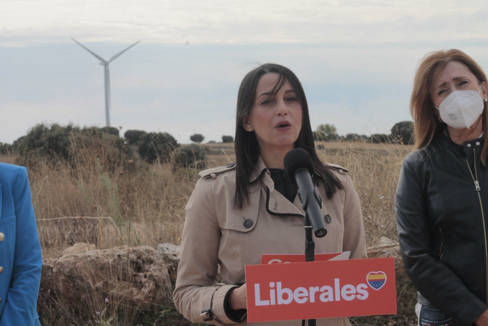 Arrimadas dice que el Gobierno está deseando que no venga Puigdemont a España