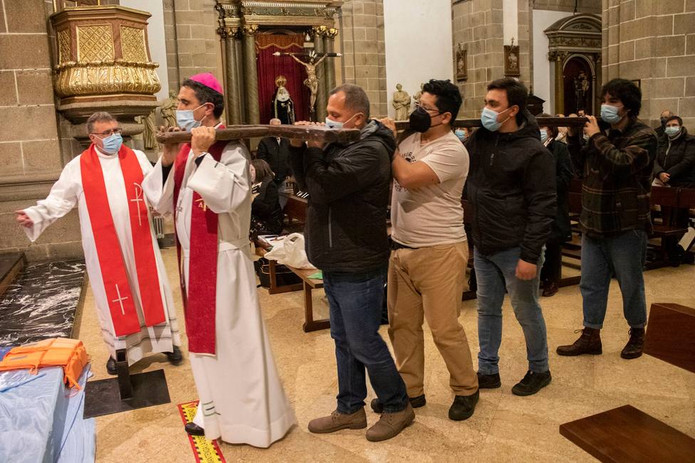 Varios fieles y el obispo portando la Cruz de Lampedusa en su llegada a Ferrol - FOTO: Roberto Marín