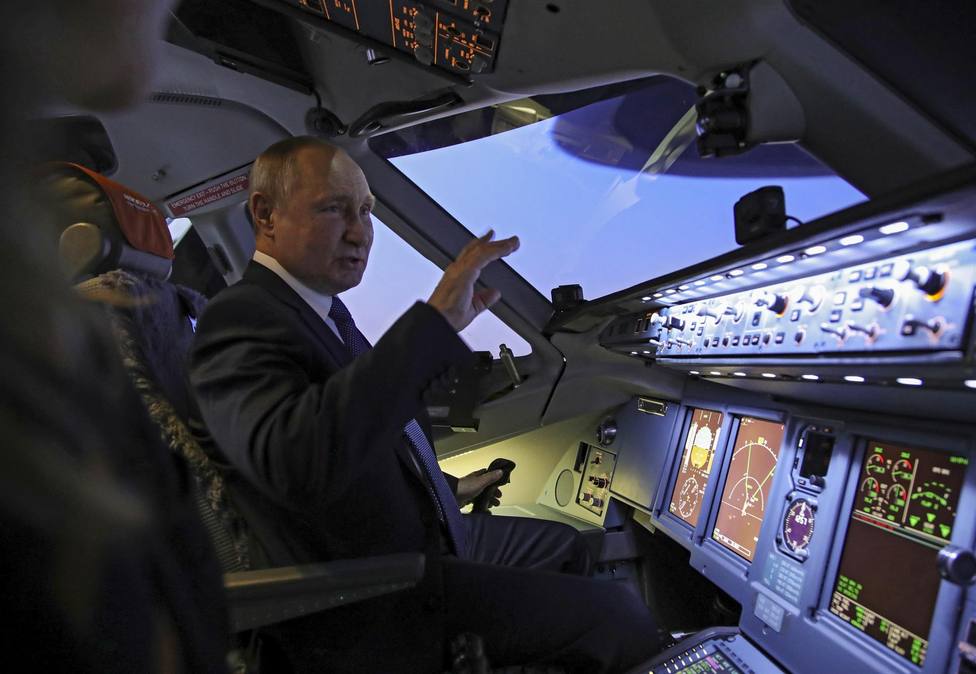 Vladimir Putin examina un simulador de uno de los aviones militares rusos el 5 de marzo en plena invasión