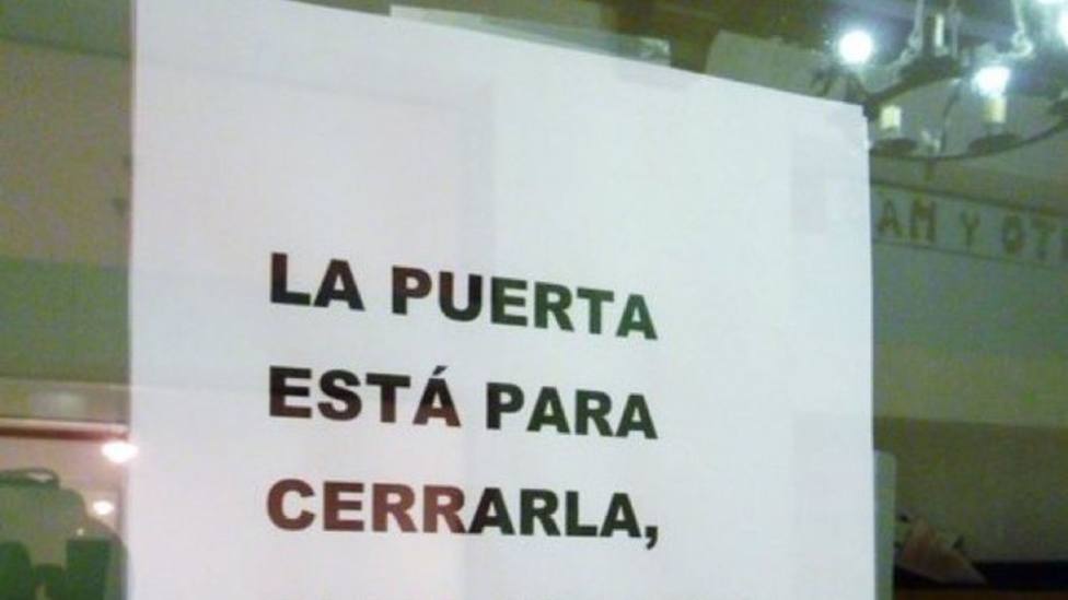 Un vecino de Zaragoza deja un cartel en su portal y la respuesta se hace viral: Si no...