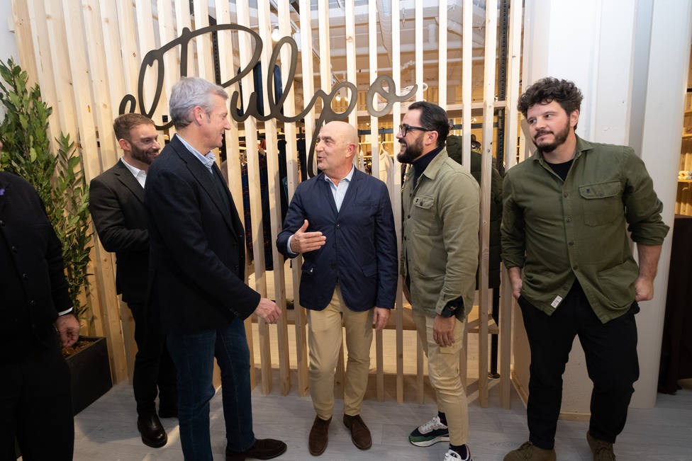 Rueda salienta a proxección da moda galega na visita á nova sede central da empresa elPulpo na Coruña