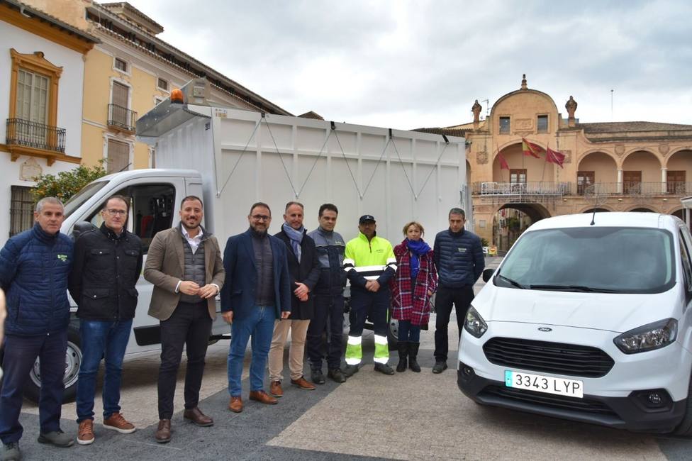Lorca incorpora dos nuevas furgonetas al servicio de limpieza viaria y un vehículo para mantenimiento