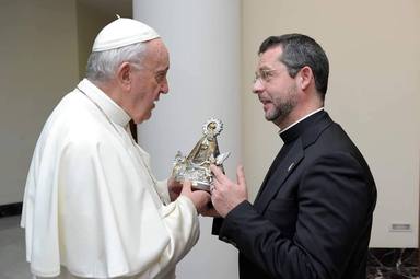 El Papa Francisco recibe una réplica de la Virgen de Los Llanos en el Vaticano