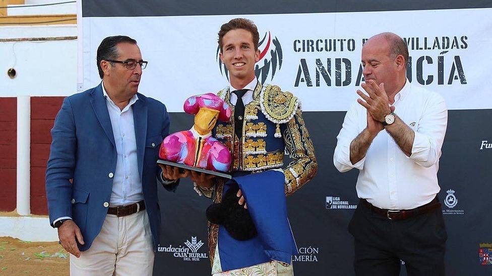 Calerito recogiendo el trofeo como triunfador del Circuito de Novilladas de Andalucía