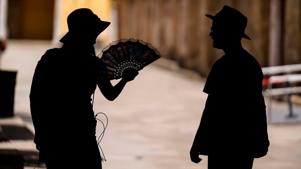 Una pareja de turistas combatiendo el calor en Córdoba