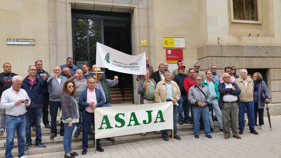 Concentración ASAJA-JCRMO ante la subdelegación de Gobierno de Albacete