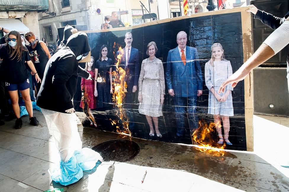 Juventudes vinculadas a la CUP queman una fotografía de la Familia Real