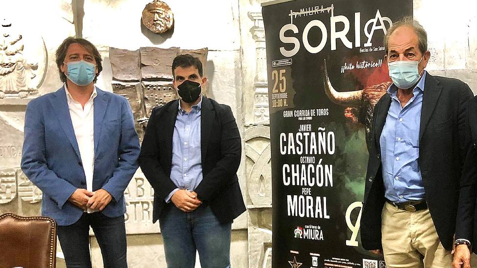 El alcalde Carlos Martínez, Juan Antonio Medina y Antonio Miura en la presentación de Soria