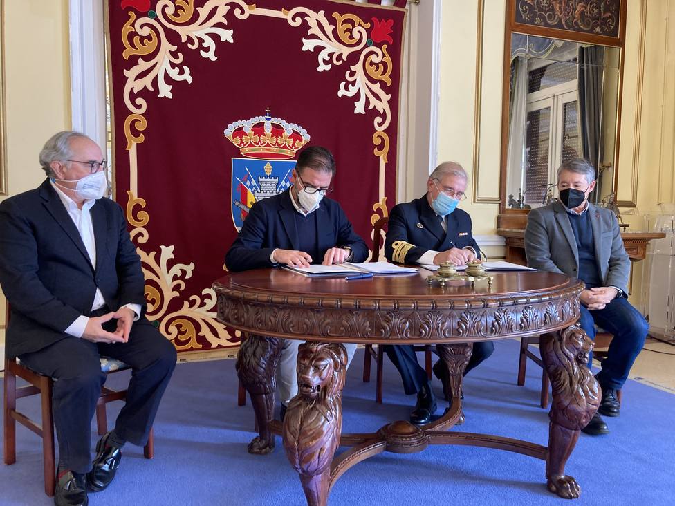 De izquierda a derecha, Cardona, Mato, Frutos y Golpe durante la firma del convenio - Concello de Ferrol