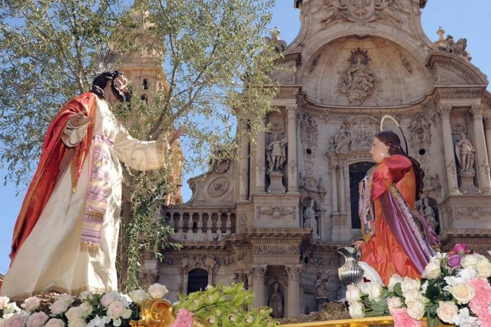 S.Santa.- La salida de los blancos del Domingo Santo, colofÃ³n de los desfiles procesionales murcianos