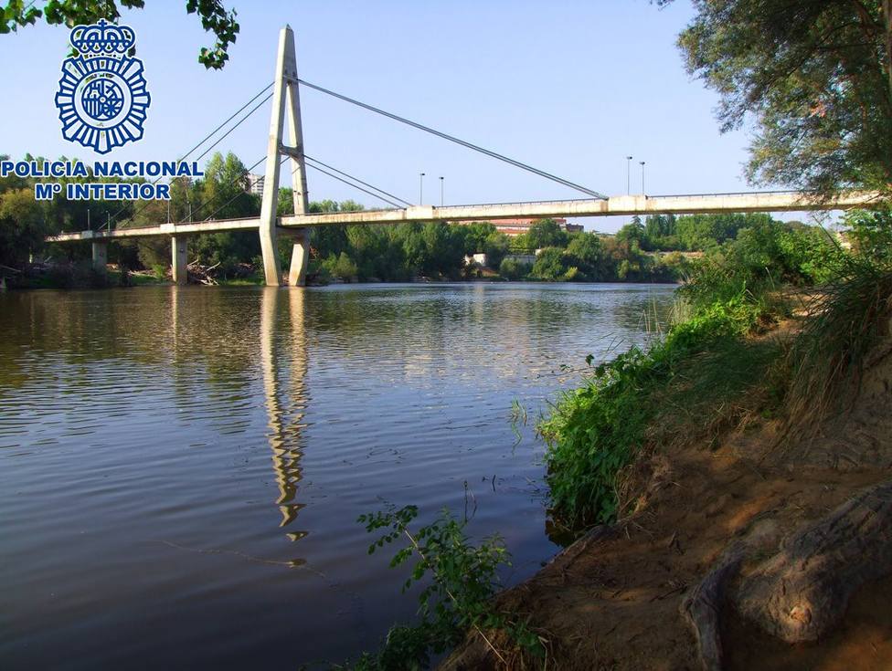 Policía Nacional y tres ciudadanos rescatan a un hombre de 101 años en el río Ebro en Logroño