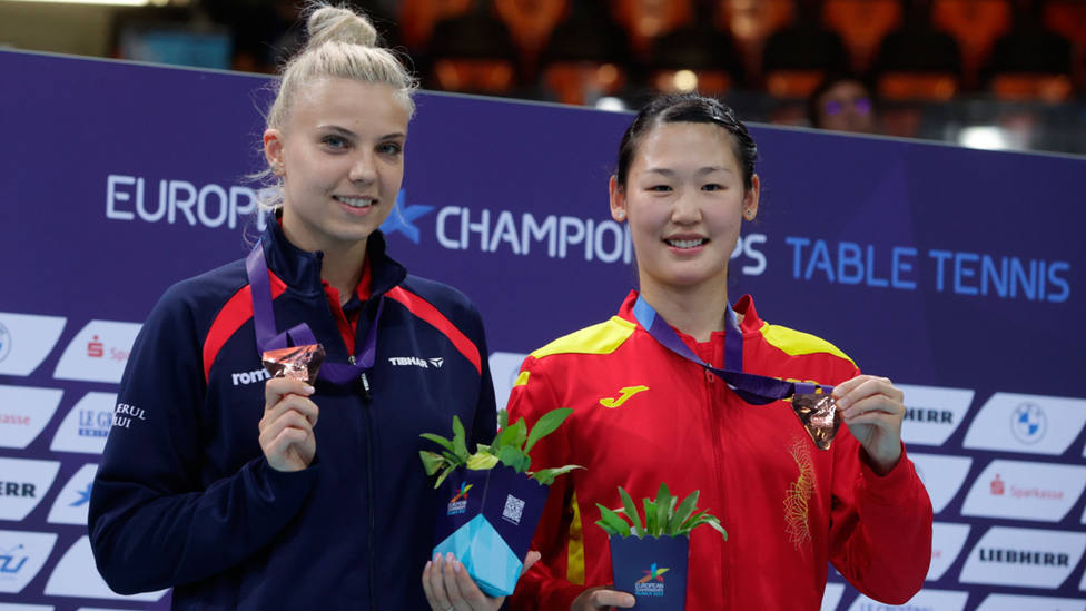 María Xiao y Adina Diaconu, con la medalla de bronce en los Europeos de Tenis de Mesa