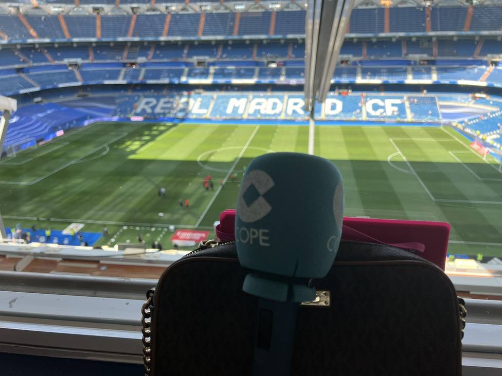 Micrófono de COPE en el Bernabéu