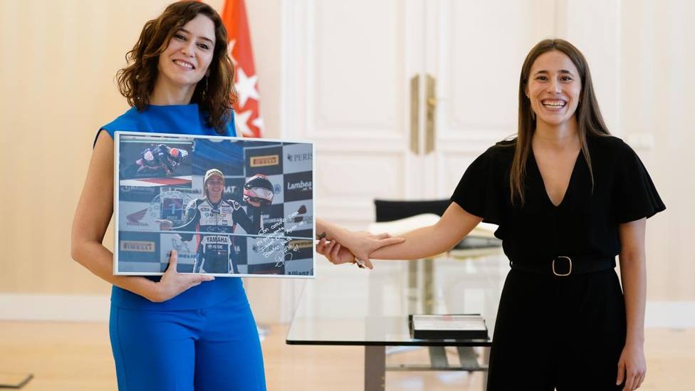 Díaz Ayuso reconoce a la piloto de motociclismo Beatriz Neila como referente del deporte y el talento femenino