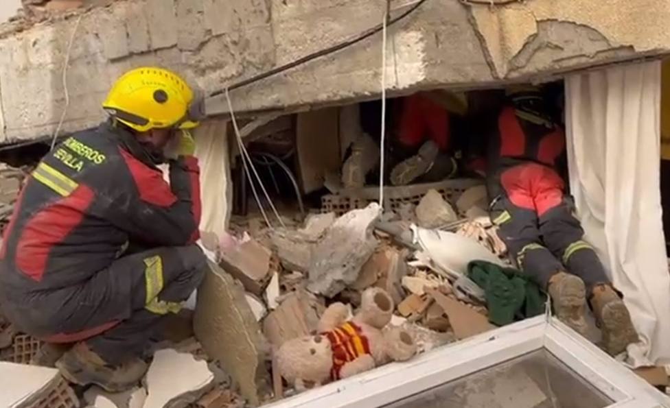 Sevilla.-Cuatro bomberos sevillanos rescatan a una mujer y un bebÃ© una semana despuÃ©s del terremoto de TurquÃ­a