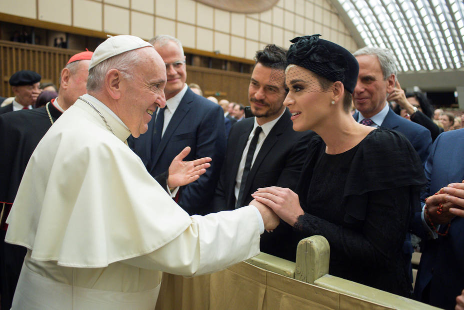 El papa Francisco saluda a Katy Perry durante el foro Unidos para curar: una iniciativa para una salud global