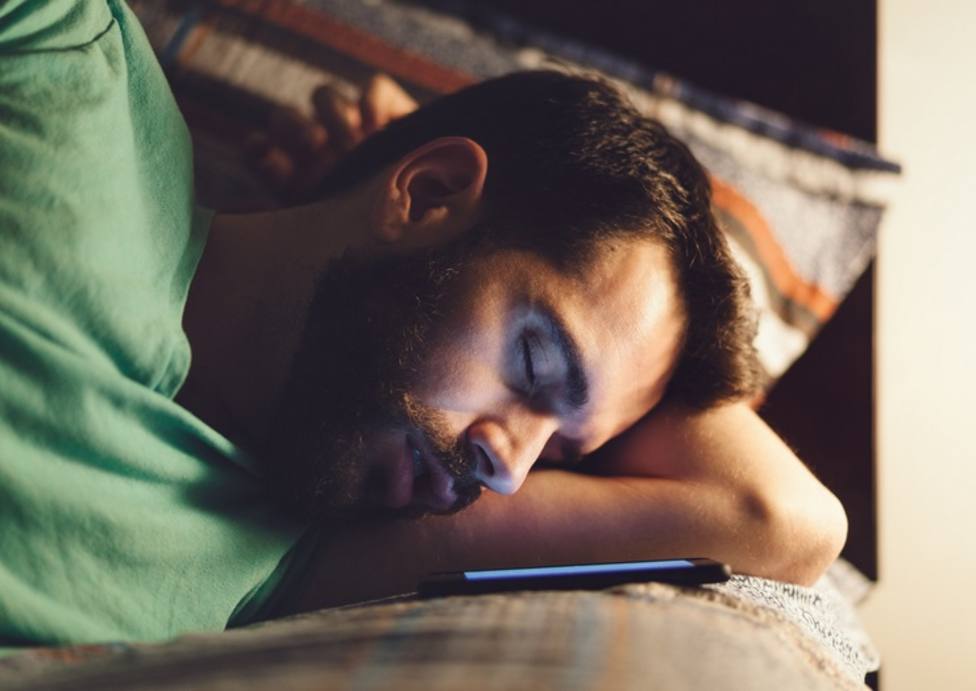 Insomnio tecnológico, el peligro de dormir con el móvil cerca - Vivir - COPE