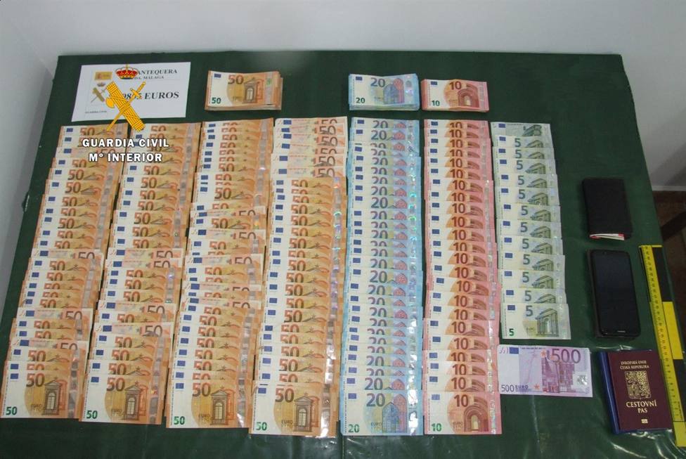 Imagen del dinero que portaban los dos detenidos.