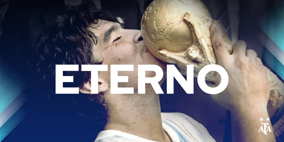 Maradona, besando la Copa del Mundo