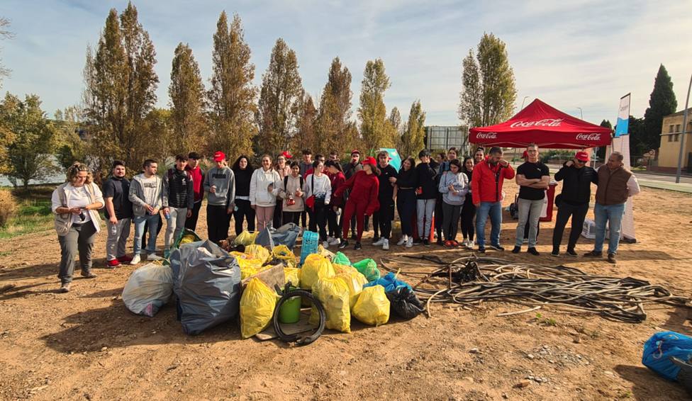 46 voluntarios del IES Albarregas de Mérida, limpian el Río Guadiana