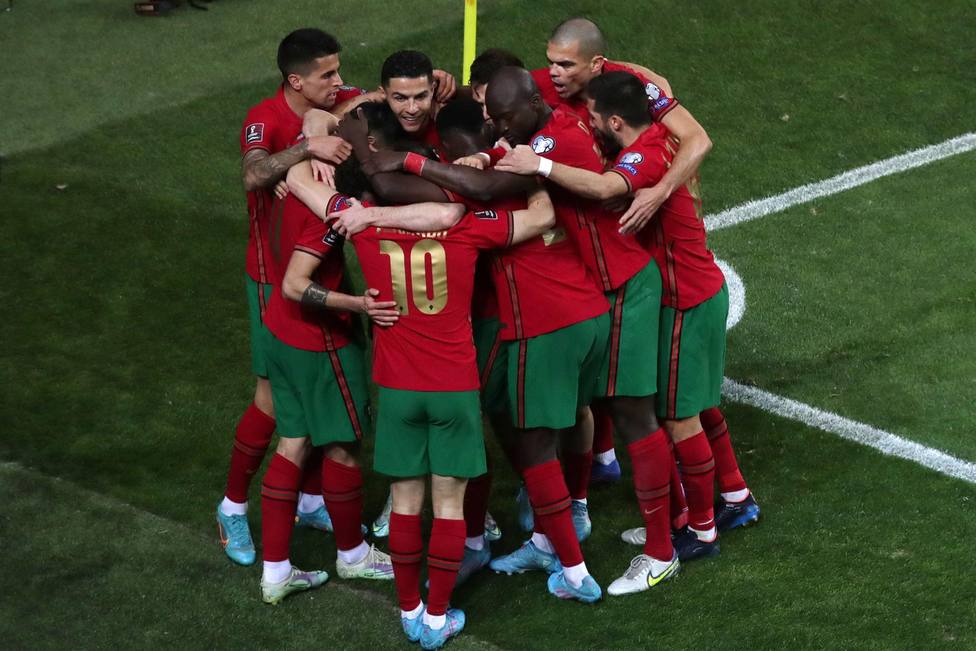 Portugal celebra el gol de Bruno Fernández a Macedonia del Norte (EFE)