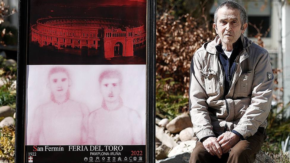 Juan José Aquerreta junto al cartel anunciador de la Feria del Toro 2022