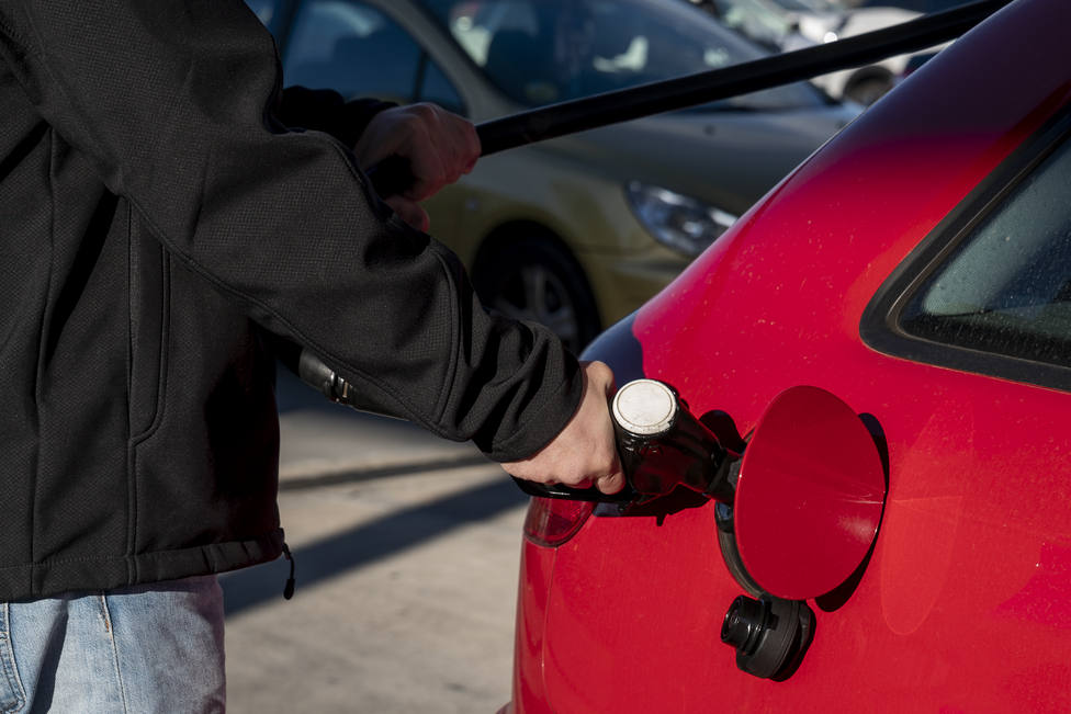 DGT: este gesto habitual a la hora de echar gasolina en tu vehículo te puede suponer una multa de 100 euros