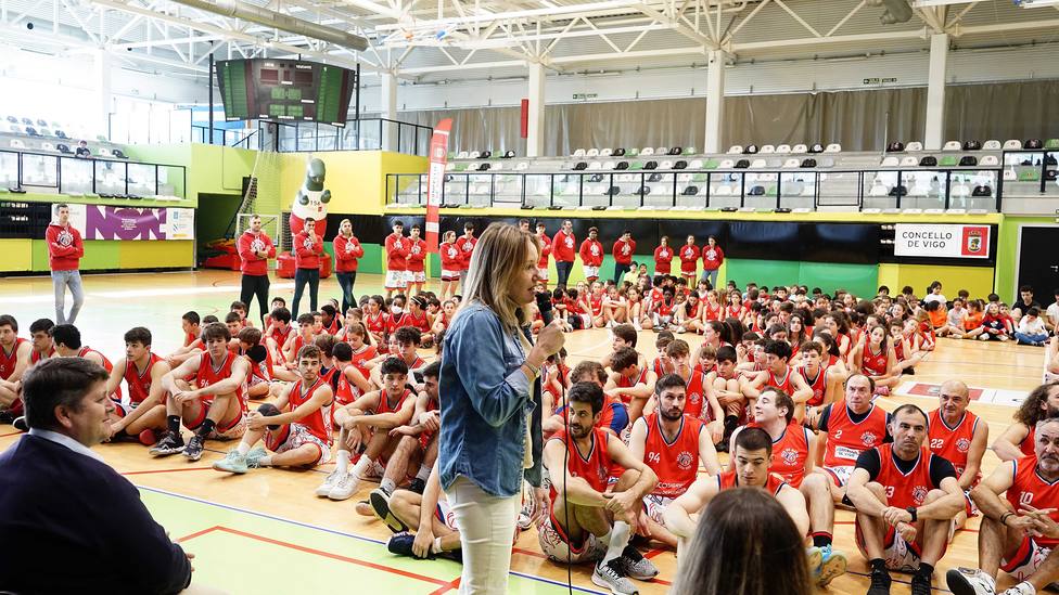 Fernández-Tapias anima ao club do baloncesto Seis do Nadal a manter o seu espírito solidario e inclusivo no seu 40 aniversario: “Sodes unha referencia para a cidade”