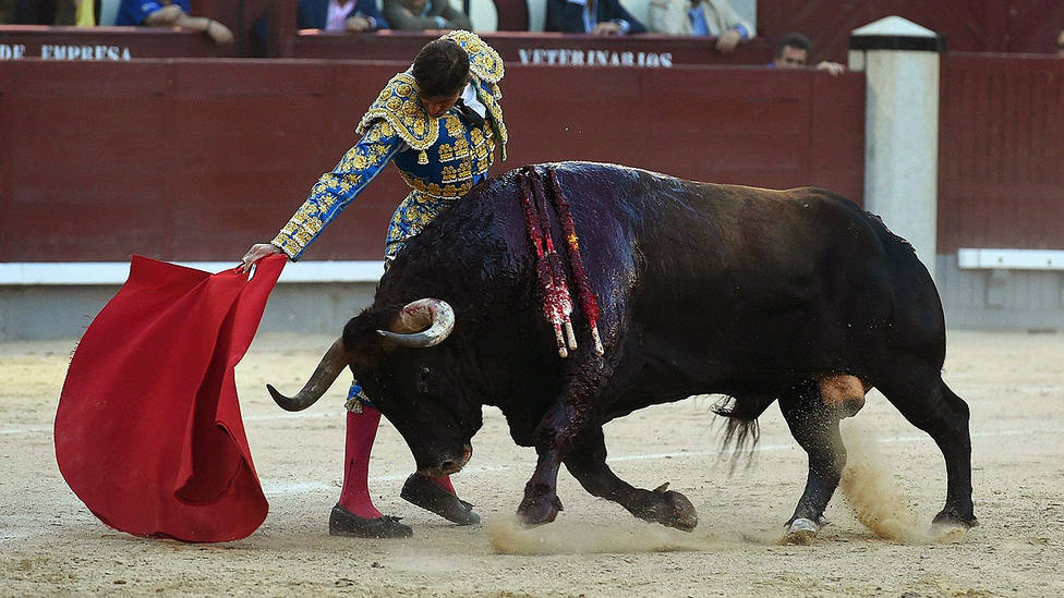 Derechazo de Eugenio de Mora ante el sexto toro de El Ventorillo, al que cortó una oreja