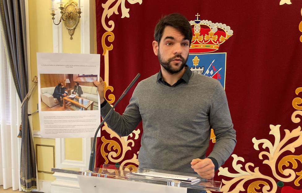 Reina mostró una imagen del encuentro de Rey Varela y García Comesaña - FOTO: Concello de Ferrol