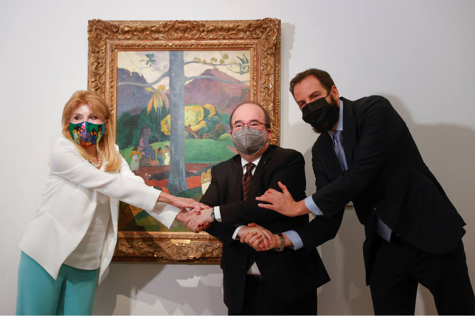 La baronesa Carmen Thyssen, Miquel Iceta y Borja Thyssen, tras firmar el acuerdo de alquiler de la colección