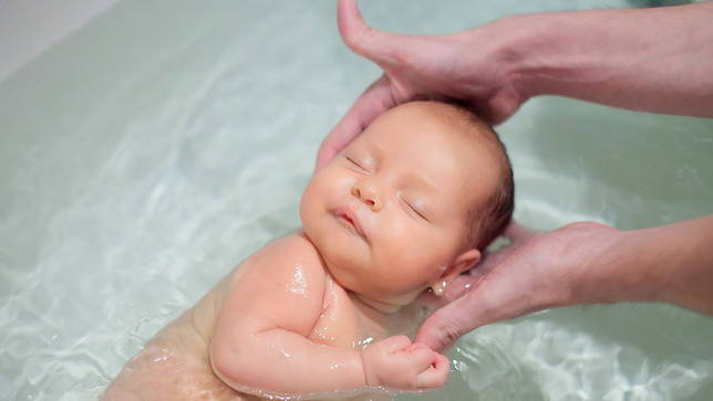 vídeo que muestra el baño de dos gemelos recién nacidos: "Piensan están en útero" - Sociedad - COPE
