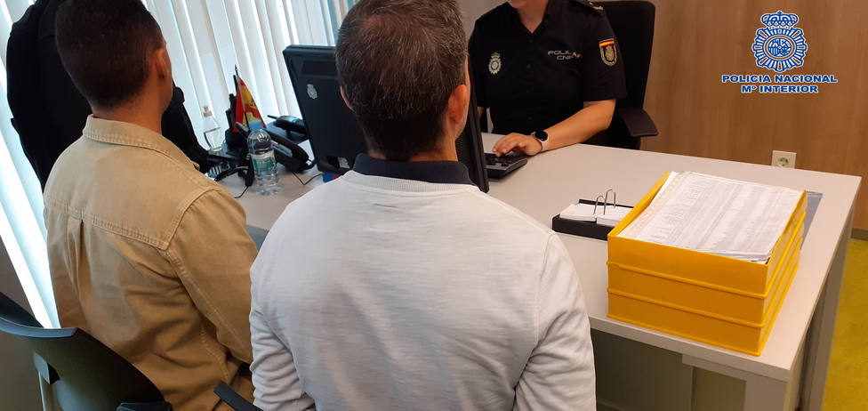 Policía Nacional detiene in fraganti a dos varones que marcaban viviendas en Logroño con hilos de silicona