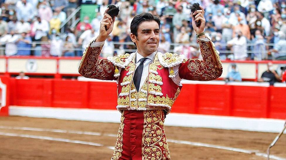 Miguel Ángel Perera con las dos orejas cortadas este domingo en Santander
