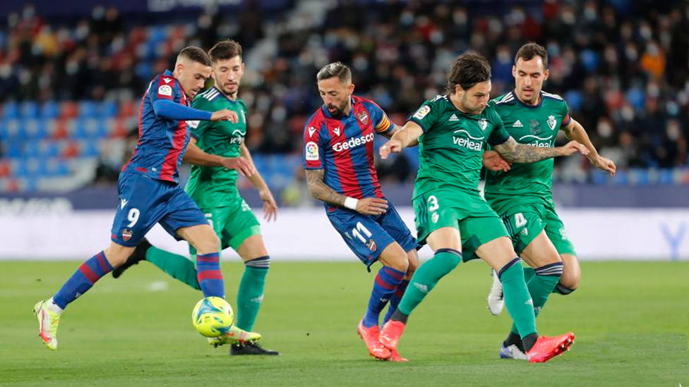 Roger Martí trata de chutar a puerta en el partido entre Levante y Osasuna (@LaLiga)