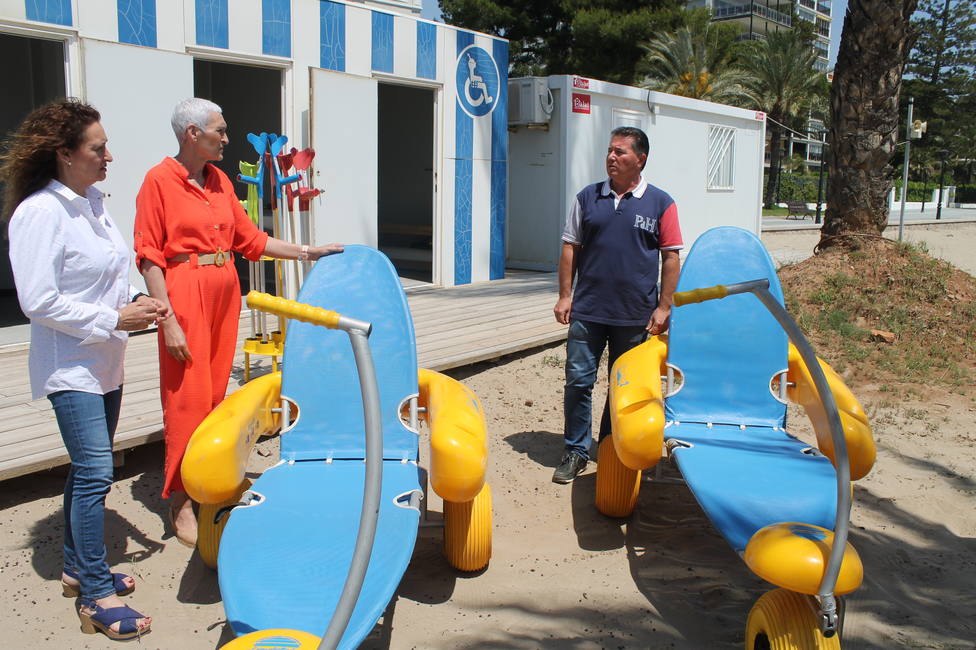 El servicio de baño adaptado en la playa de Benicàssim suma 107 nuevos usuarios durante el mes de julio