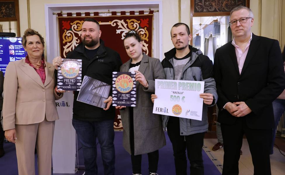 Los responsables del Restaurante Bacelo, en el centro, con sus premios - FOTO: Concello de Ferrol