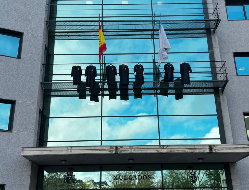 Togas colgadas en la fachada de los Juzgados de Lugo