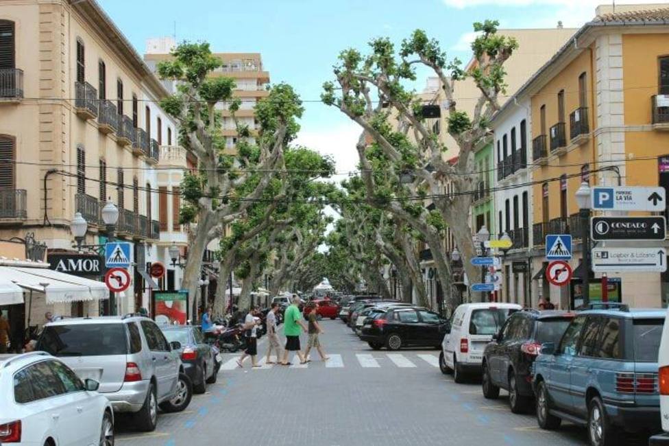 El Ayuntamiento de Dénia da marcha atrás y abrirá la calle Marqués de Campo al tráfico.