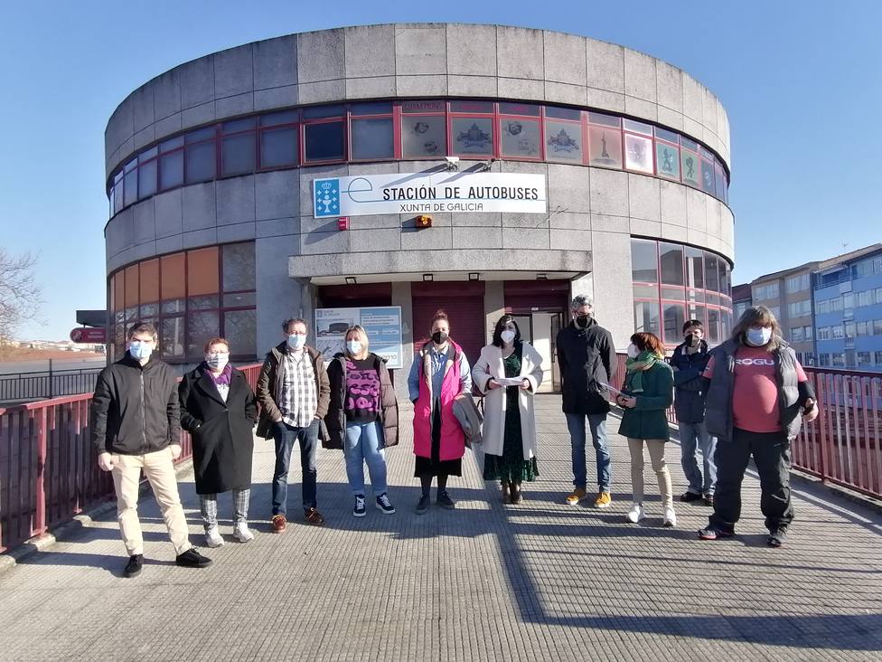 Integrantes de la “Plataforma por un transporte público digno de Ferrol y comarca” ante la Estación