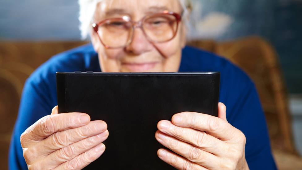 Una chica enseña a su abuela a utilizar internet y se vuelve viral con el manual que le prepara