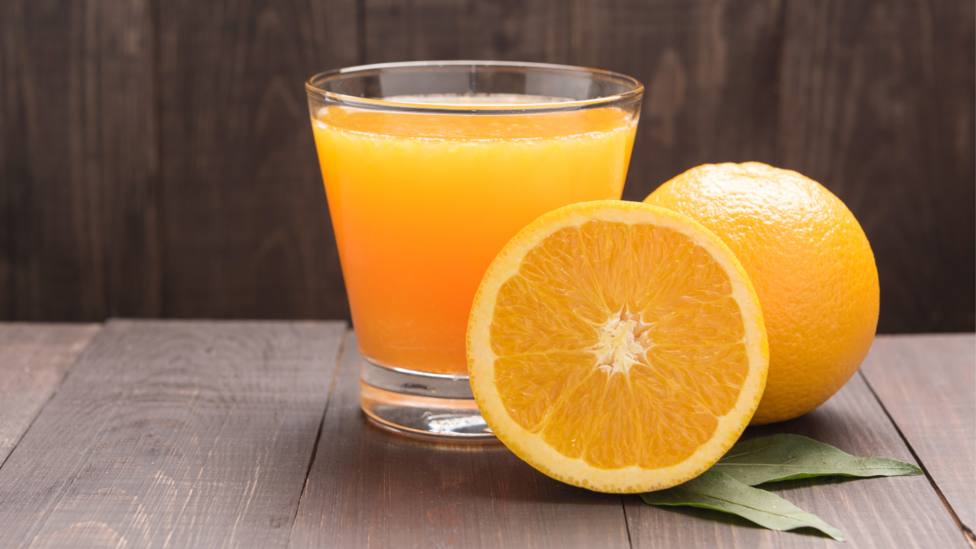 Una clienta pide un zumo de naranja en un bar y lo que le sirven la deja sin palabras: He pegado un trago