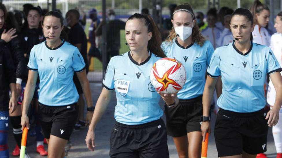 árbitras de la Primera División femenina su situación laboral y se niegan a comenzar la - Fútbol Femenino -