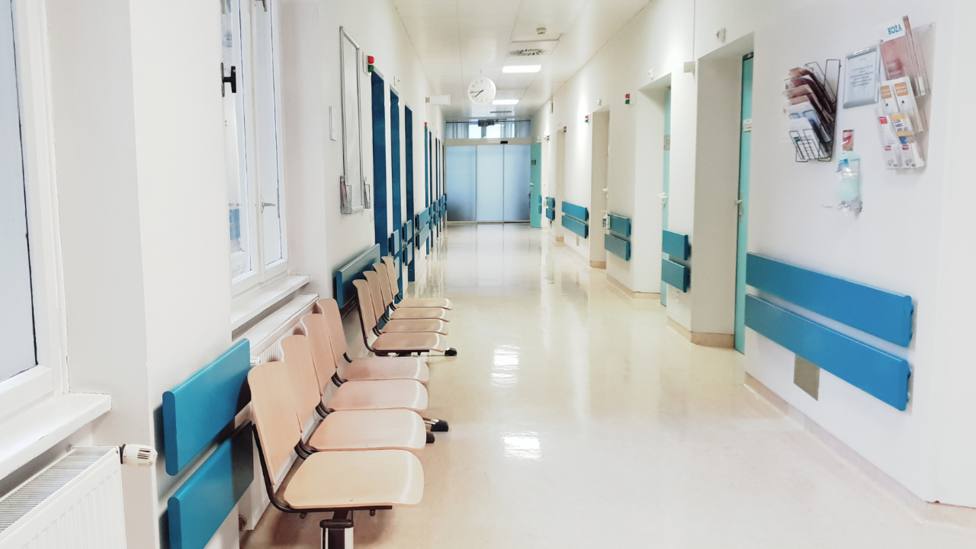 Un paciente se hace viral por lo que le pasa en la sala de espera del hospital: Podría ser peor